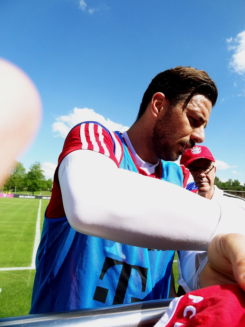 Upclose and personal with Pizarro. Small tip, if you have time just stay til all the players leaves the field. Pizarro had pity on us fans staying under the blazing sun long after all the other players left the field. Then, he just decided to give out autograph. I was among the lucky 5 people (Yay!). 
