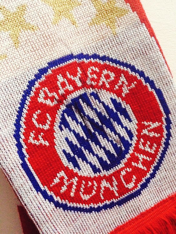 Kept thinking that there is absolutely no way anyone will be signing autograph. I came unprepared with anything worthy of Pizarro's signature. In the moment of panic, I offered my humble scarf for the occasion. Yeah, not a good idea. Cause now I only got some type of scratching marks on my scarf. No wonder no other fans ask him to sign on their scarf. But it's still amazing to even got this chance. Important tip: Bring a notebook, poscards, jersey or anything signable just in case this happens